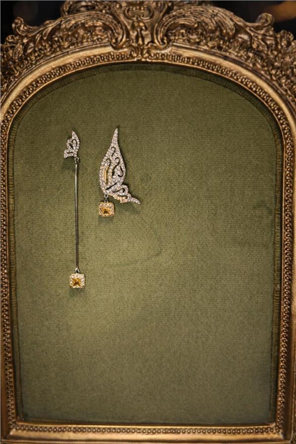 Hazel Zirkon Taşlı Kanat Figürlü küpe